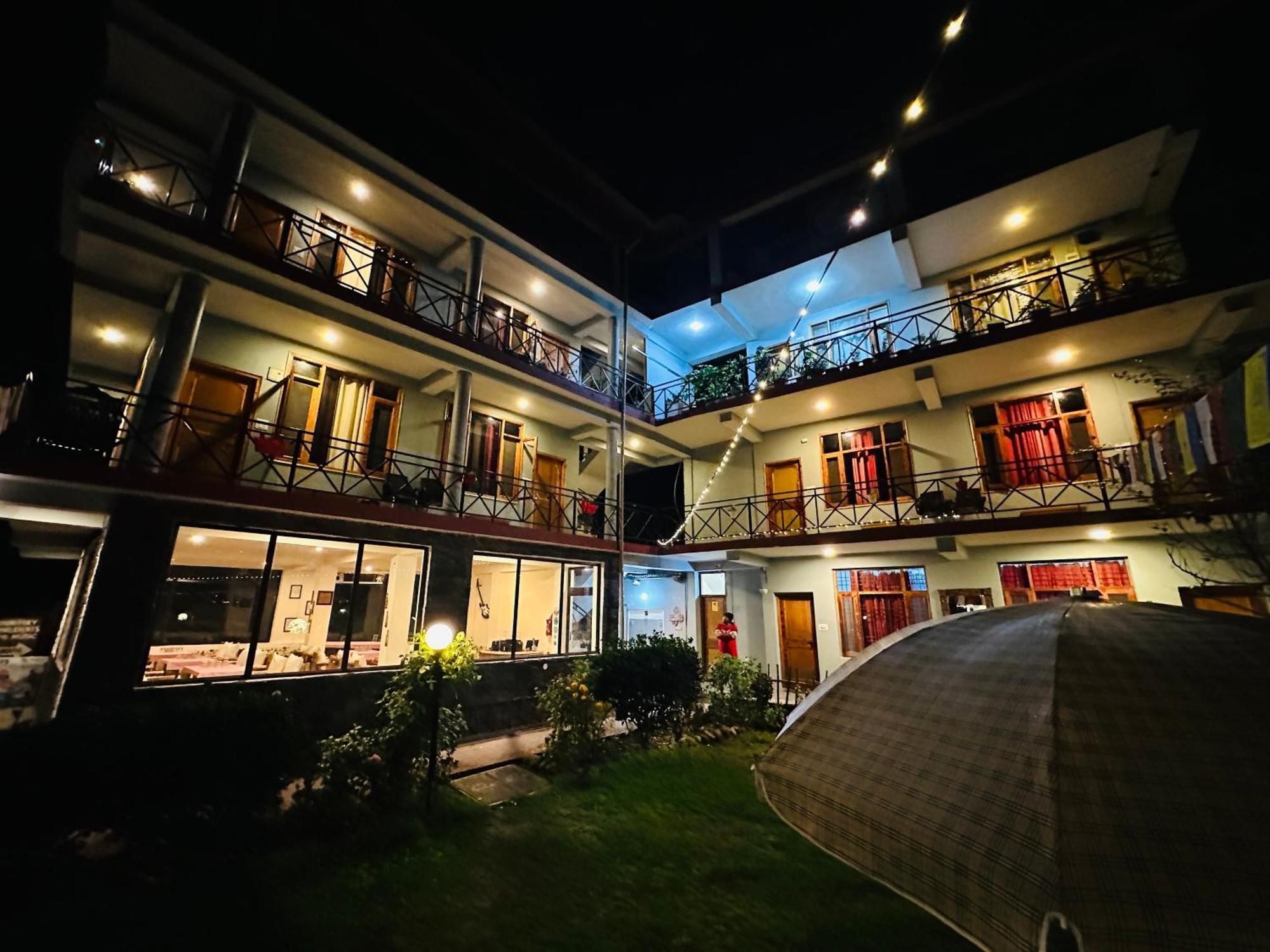 Red House Cafe And Inn Manali  Exterior photo